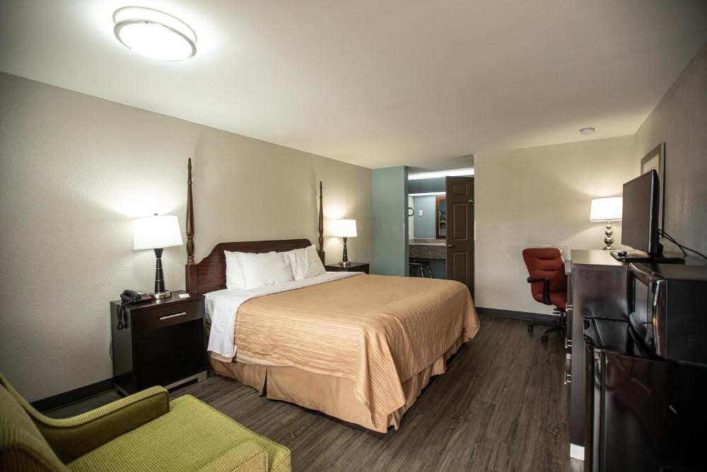 King Room - Non-Smoking interior